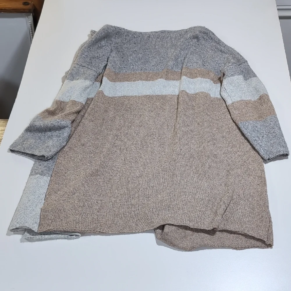 Max Studio V-Neck Sweater - Gray and Tan Cabin Core Snuggle-worthy Knit-wear - Picture 6 of 8